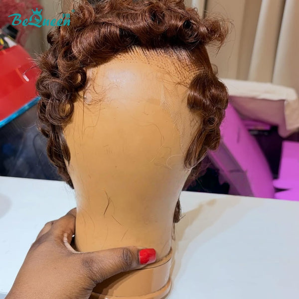 Bequeen Peruca “Chioma” Pixie castanha encaracolada, feita à máquina ou lace frontal sem cola, pronta a usar