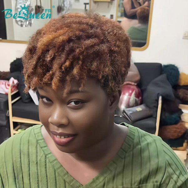 BeQueen „Adèle“ Pixie-Perücke mit gedrehtem Zopf und Spitzenfront, Stil 2
