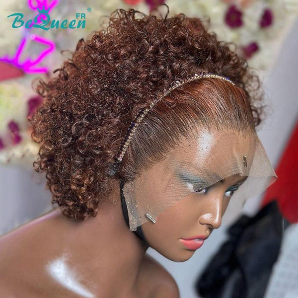 BeQueen „Kerri“ Lockige Pixie-Perücke mit brauner Spitzenfront 